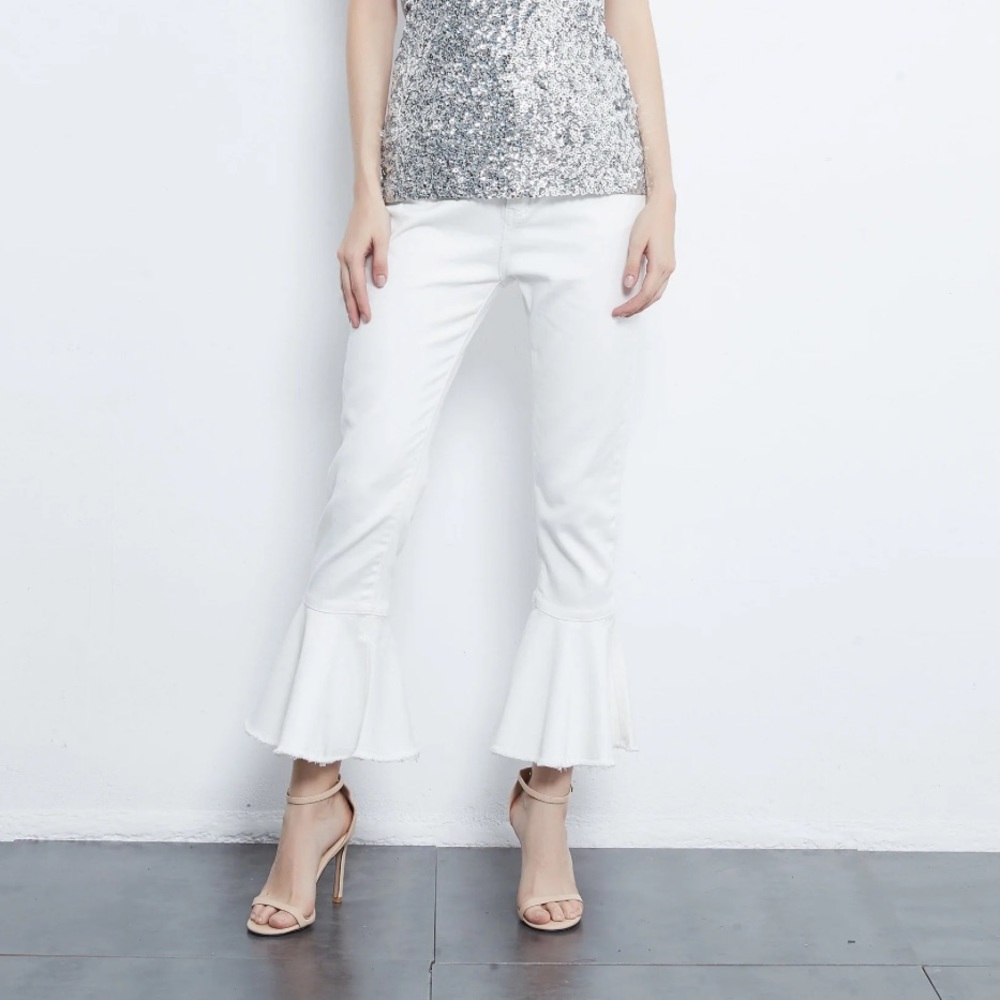 NWT Anna kaci California white ruffle bottom jean size Xl fits like a M/L.